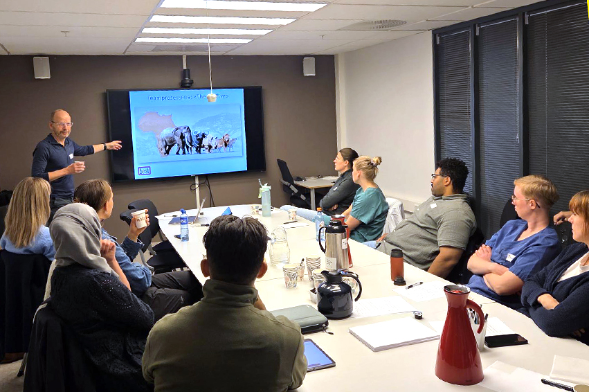 En person som holder en presentasjon for en gruppe mennesker