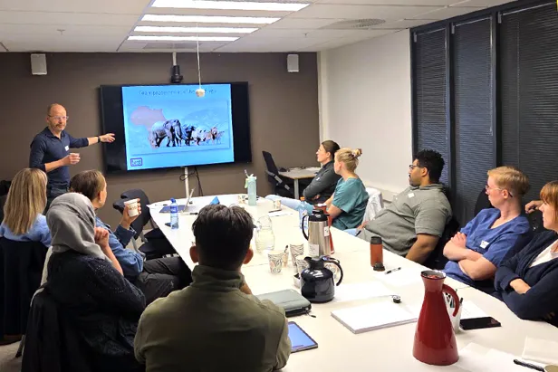 En person som holder en presentasjon for en gruppe mennesker