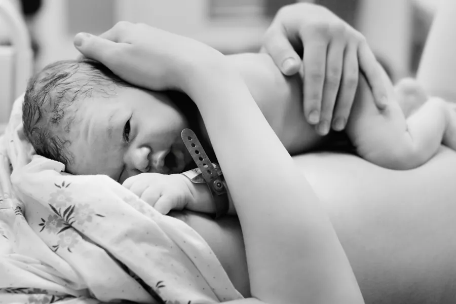 En baby ligger på en seng