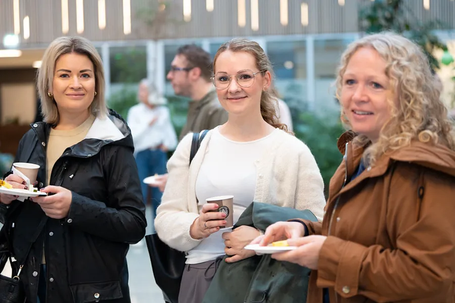 En gruppe kvinner som holder kopper kaffe