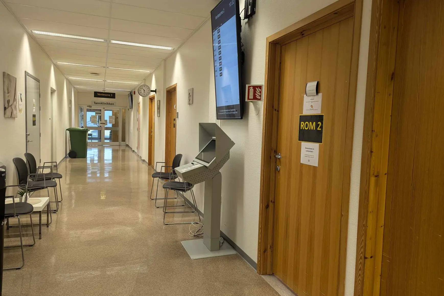 Bilde av innsjekksautomat i en korridor