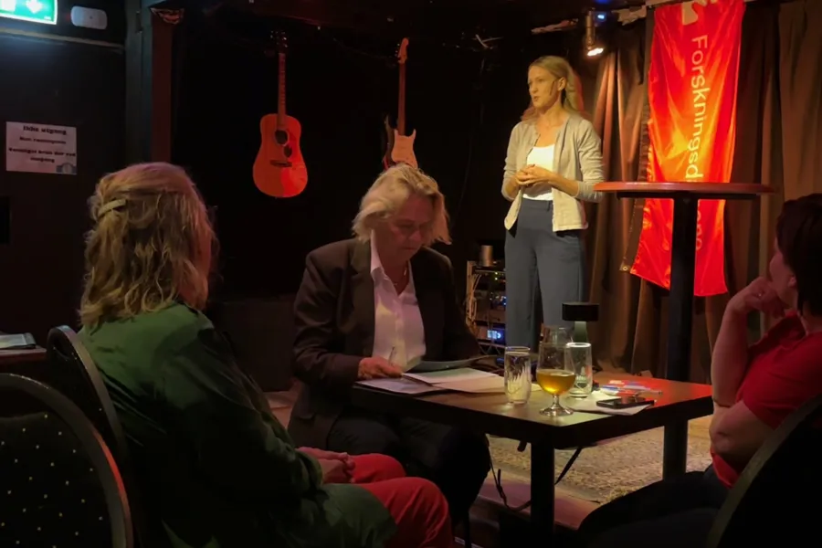 En gruppe kvinner som sitter ved et bord