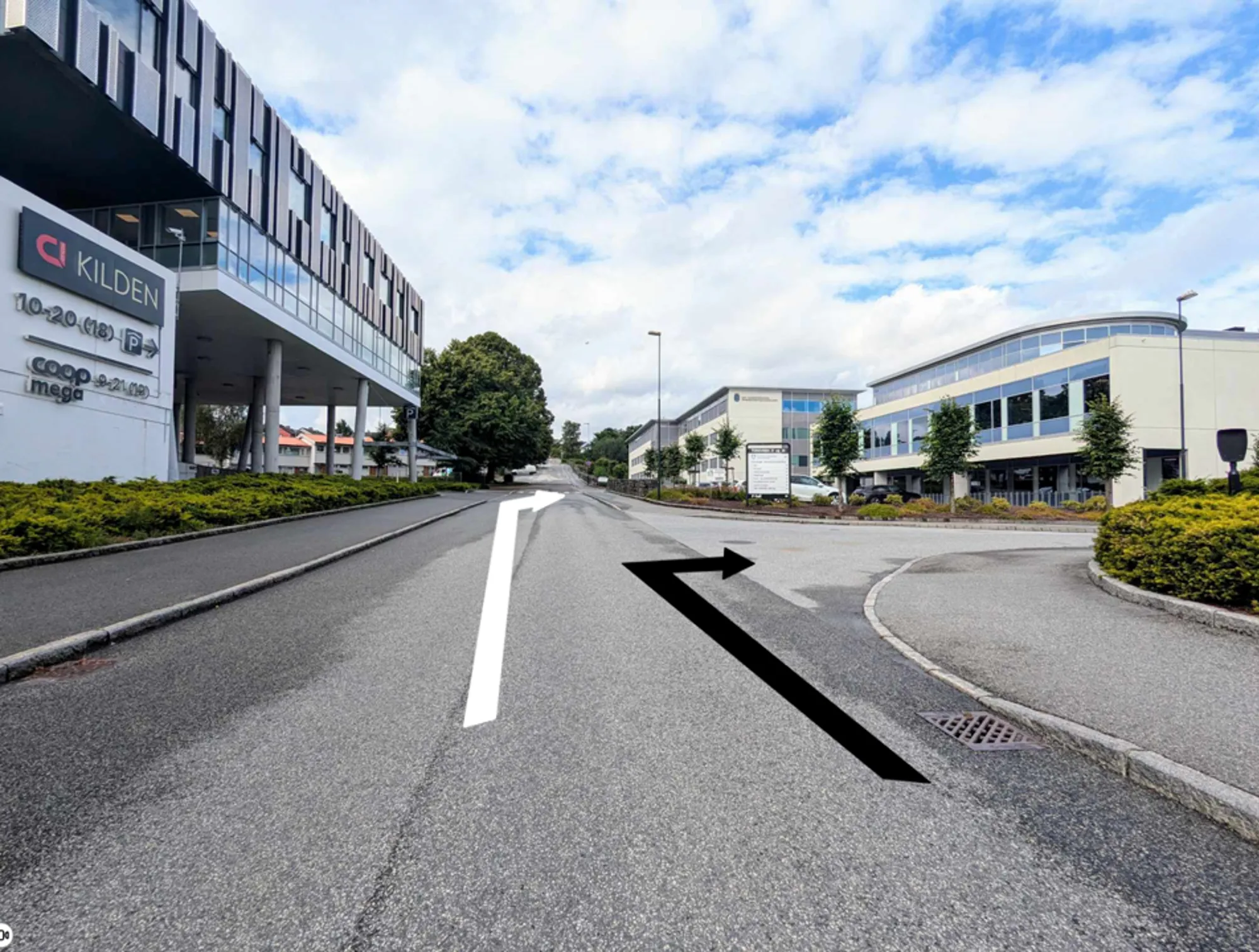 Bilde av vei, bygninger og veikryss.