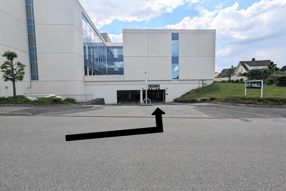 Bilde av et bygg med inngang til parkeringshus.