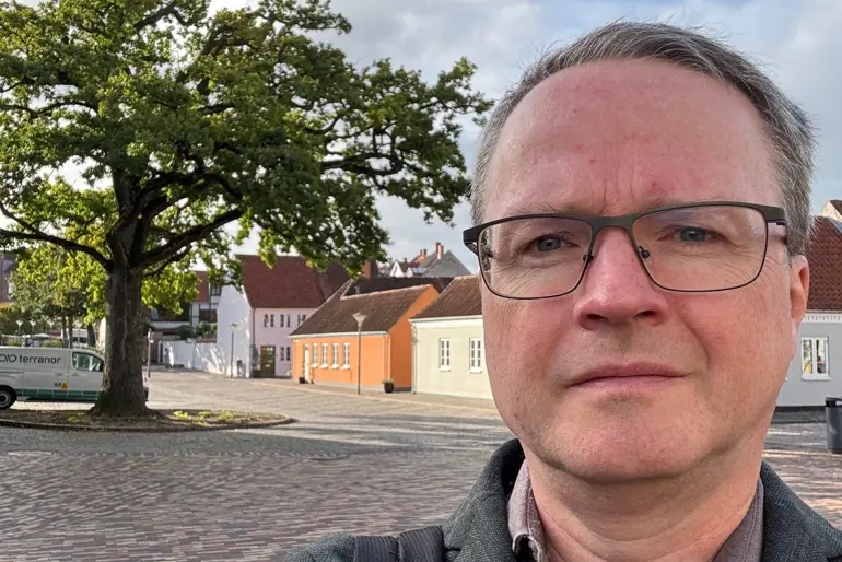 En mann med briller