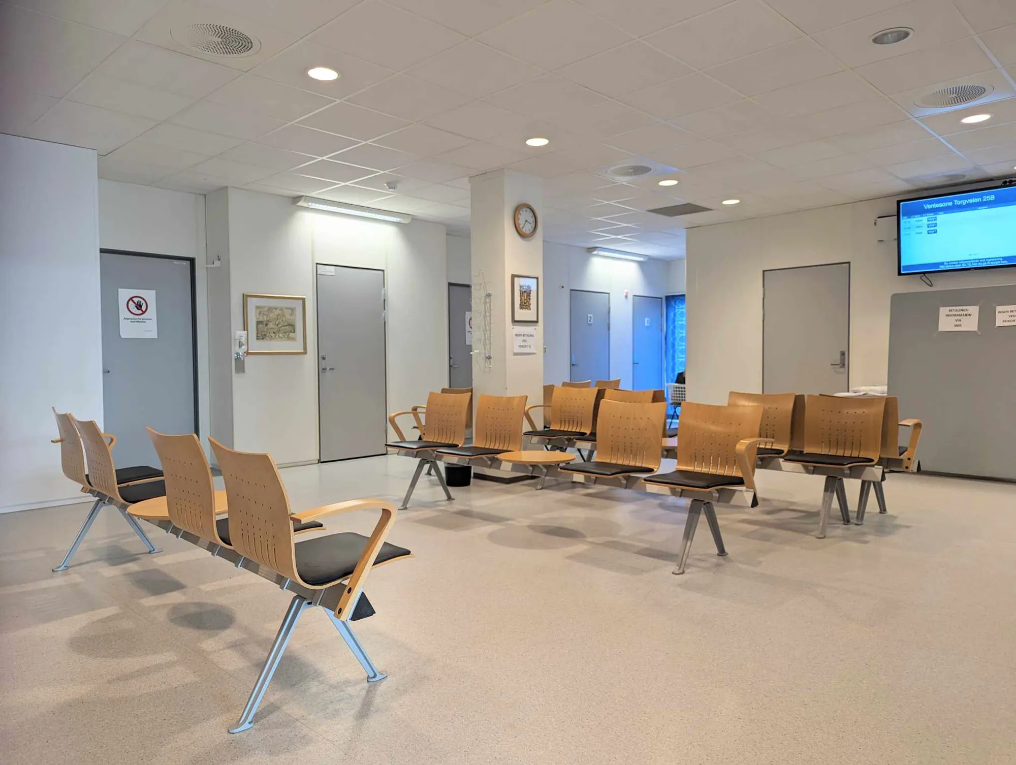 Bilde av venterom med sittegrupper.