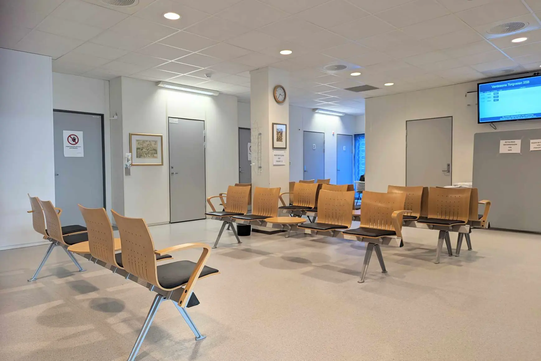 Bilde av venterom med sittegrupper.