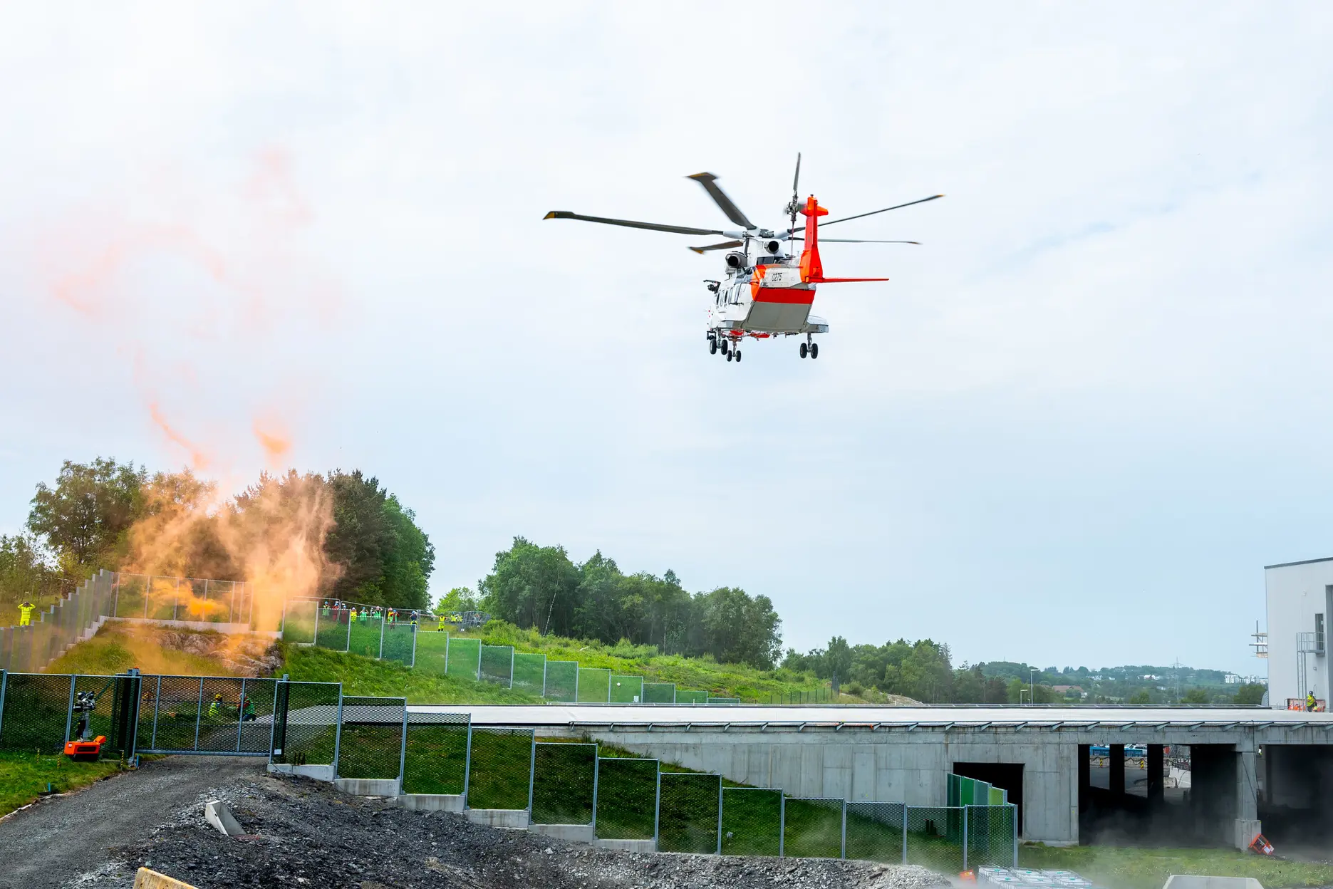 Et helikopter som flyr over en bro