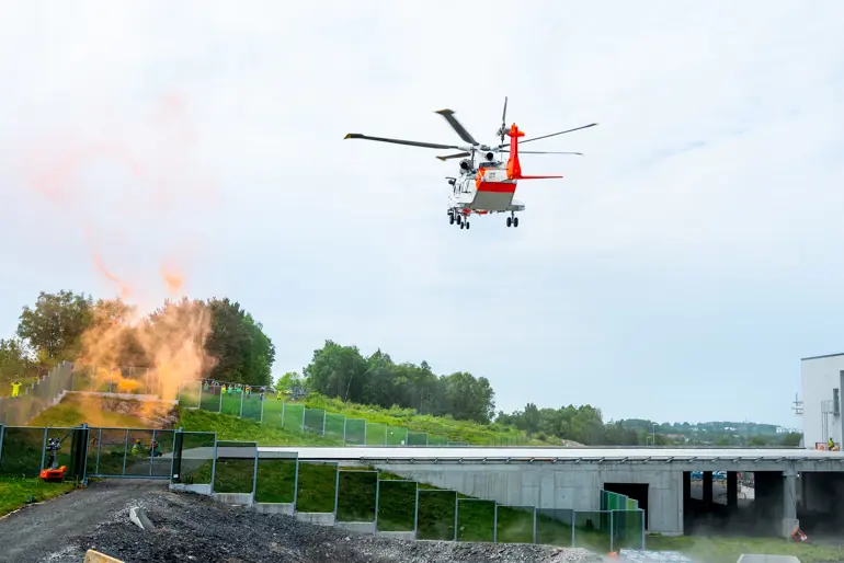 Et helikopter som flyr over en bro