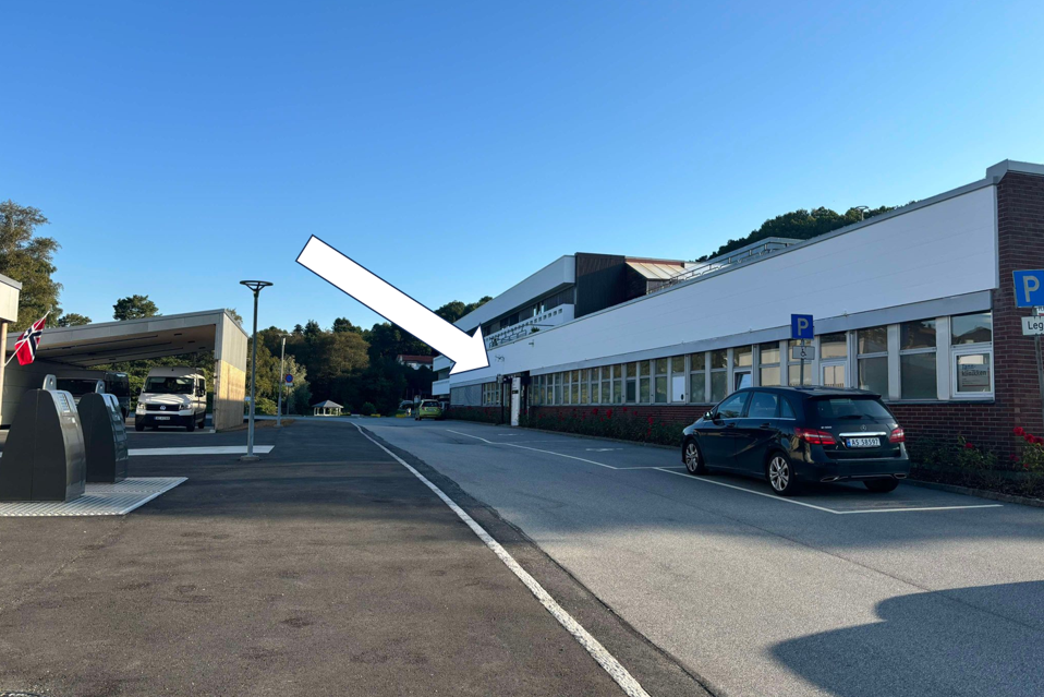 En bil parkert foran en bygning