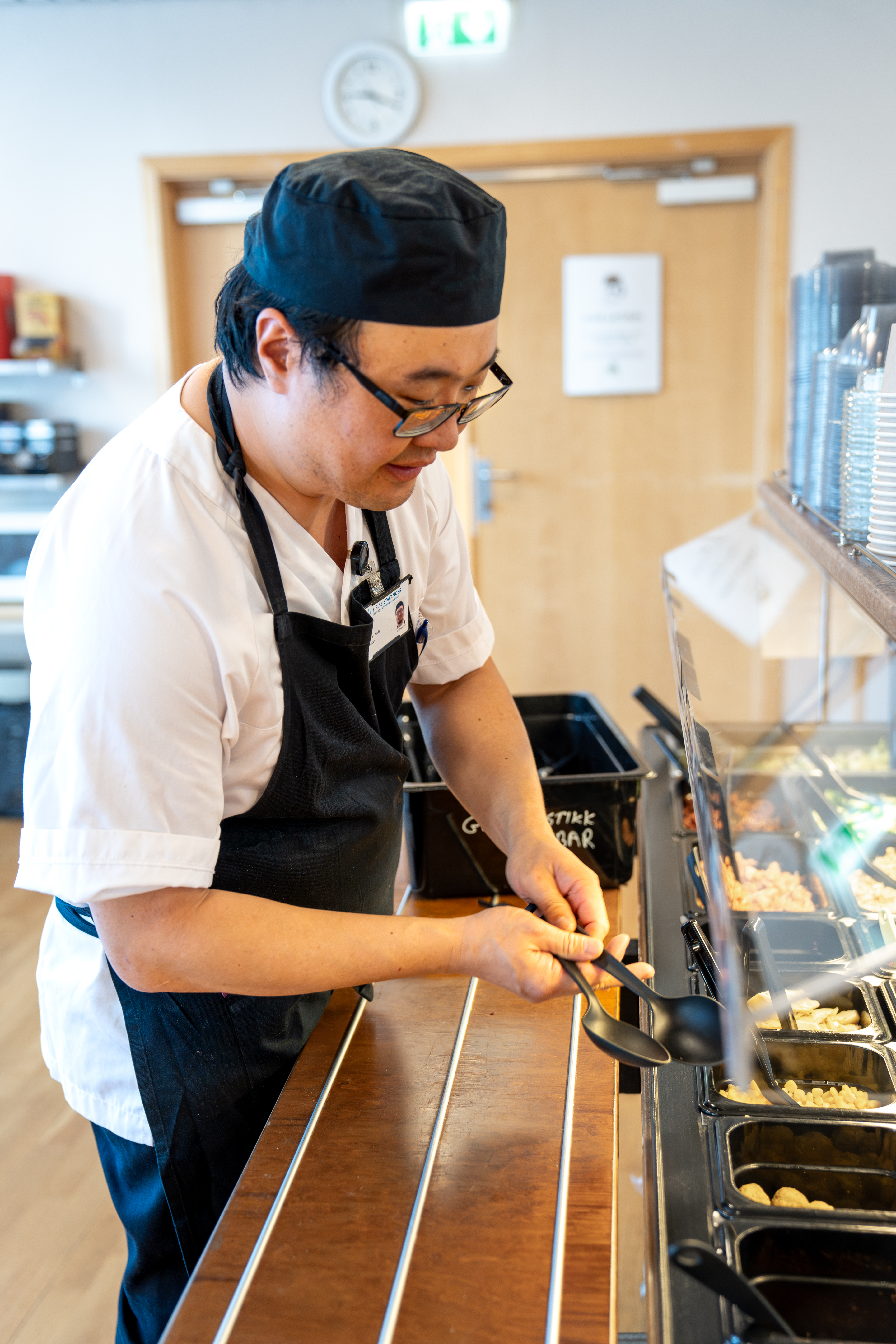 Mannlig kokk i kantine