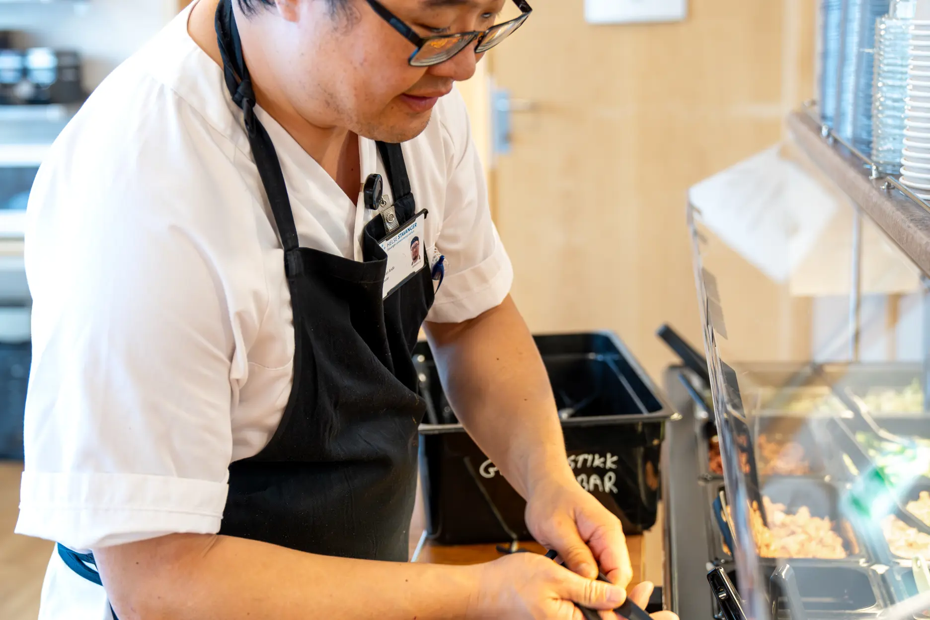 Mannlig kokk i kantine