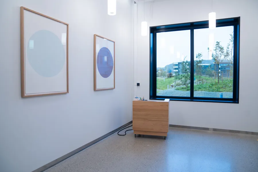 Et rom med et vindu og et bord med en benk i