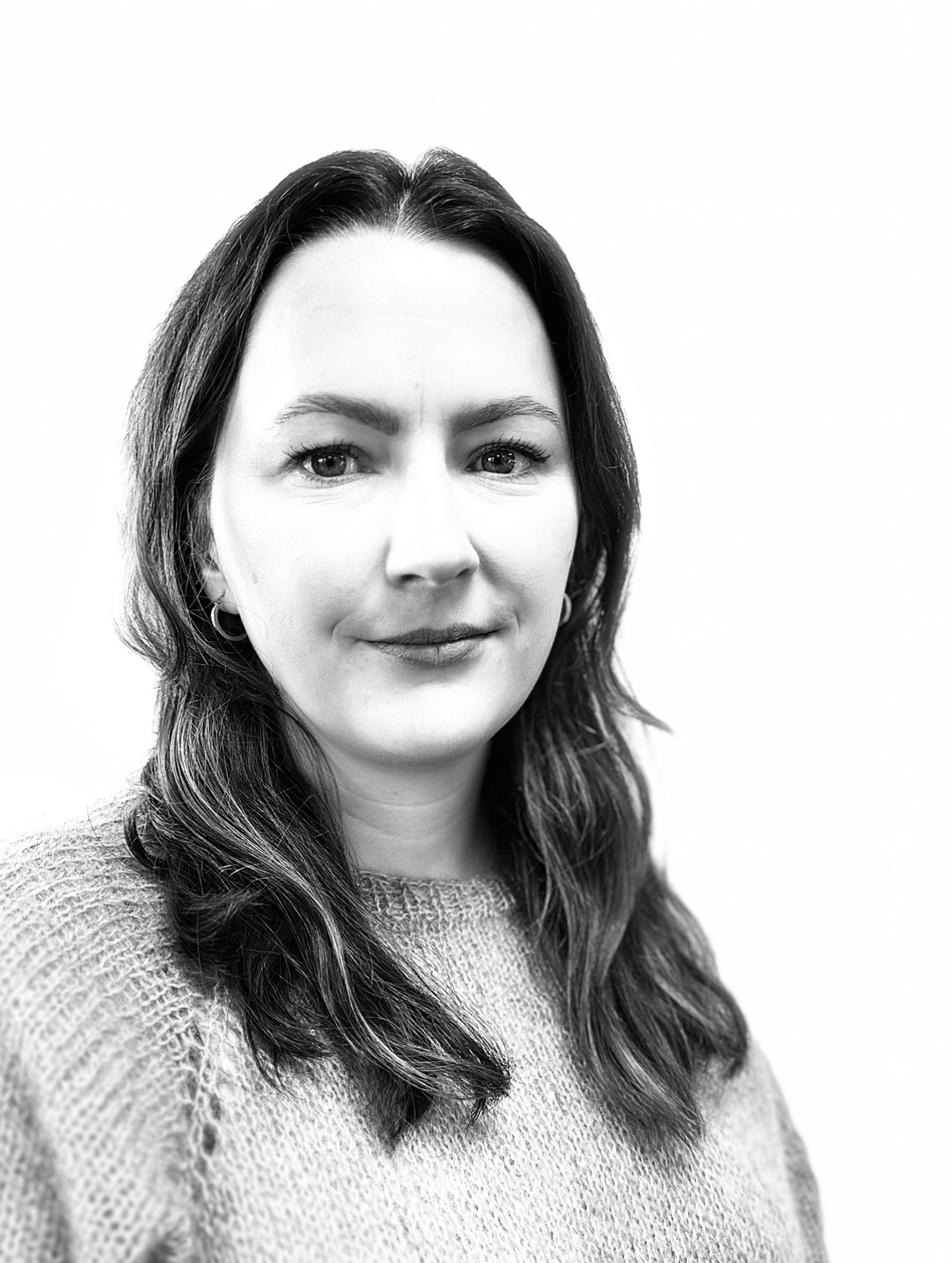 En kvinne med langt hår