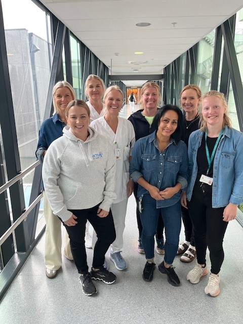 En gruppe mennesker som poserer for et bilde