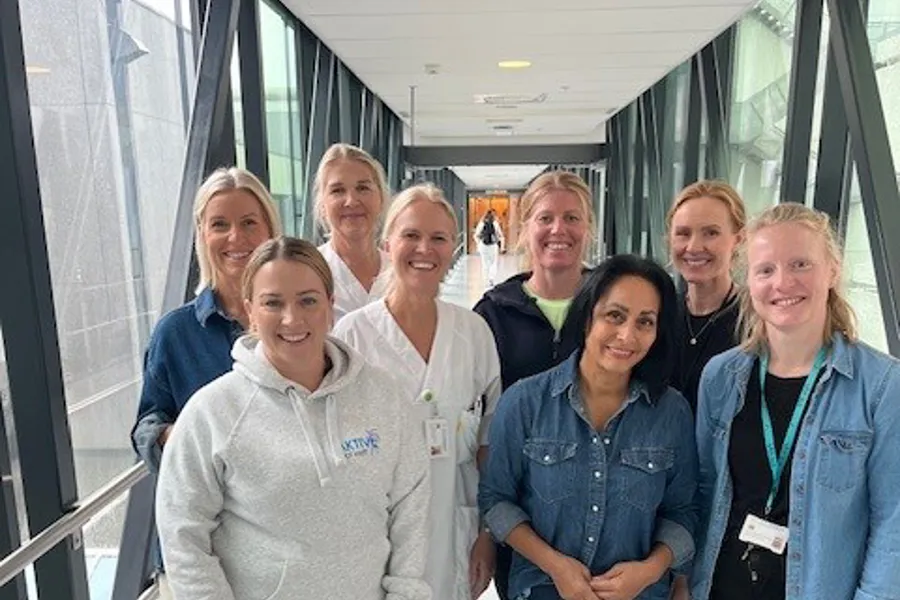 En gruppe mennesker som poserer for et bilde