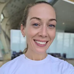 En person som smiler til kameraet