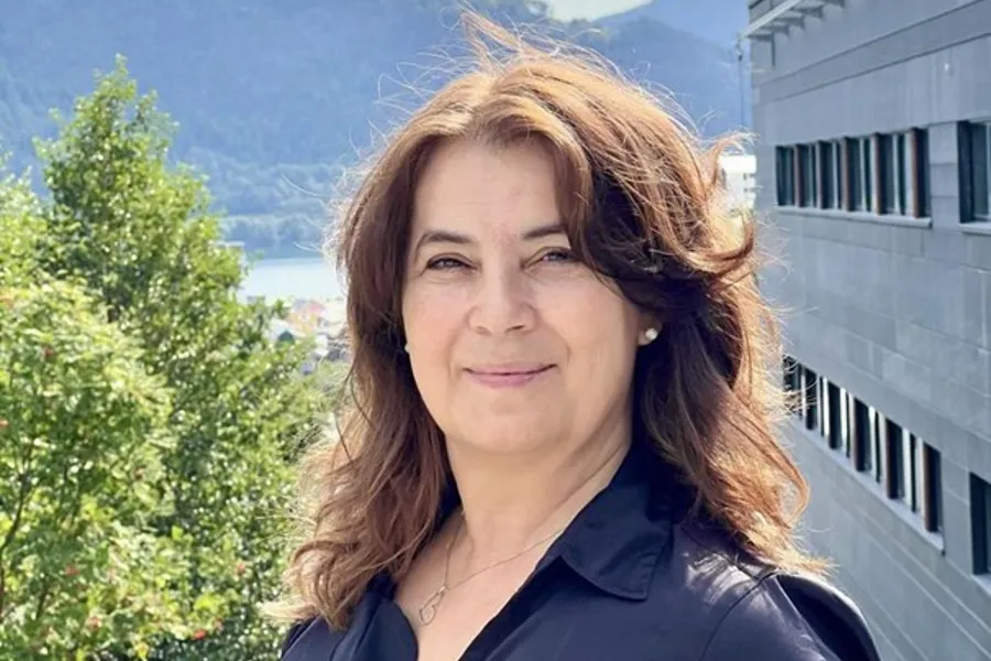 En person som smiler utenfor