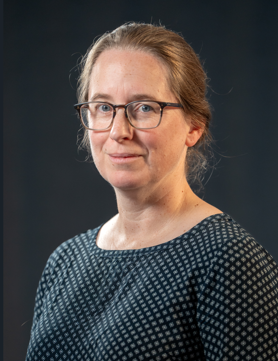 En person som bruker briller