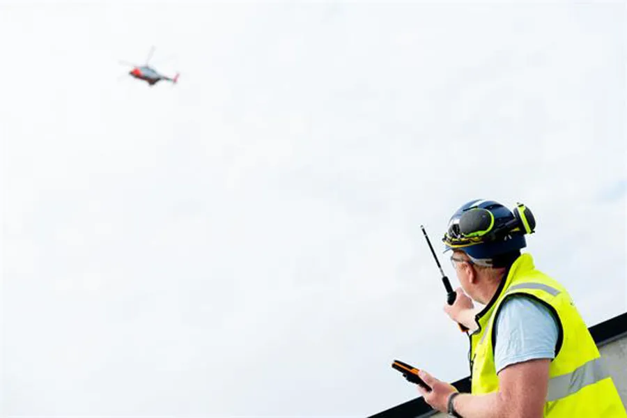 Et helikopter som flyr over en mann