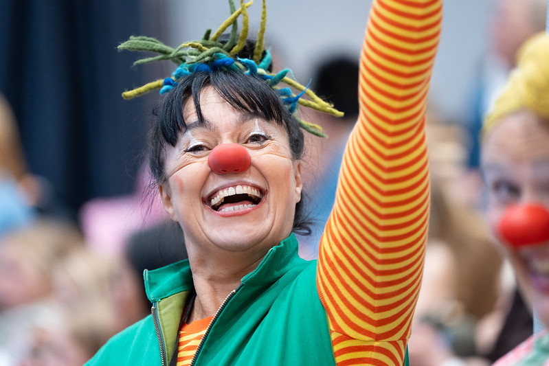 En person med et klovneansikt