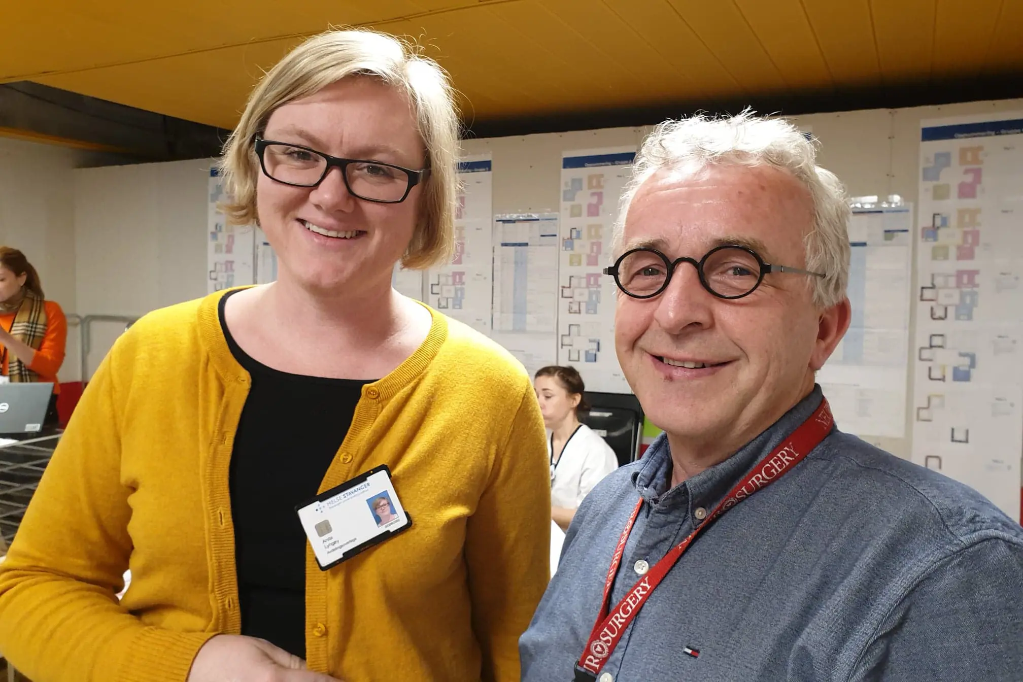 Anita Lyngøy og Roald Baardsen smiler på bilde. Foto.