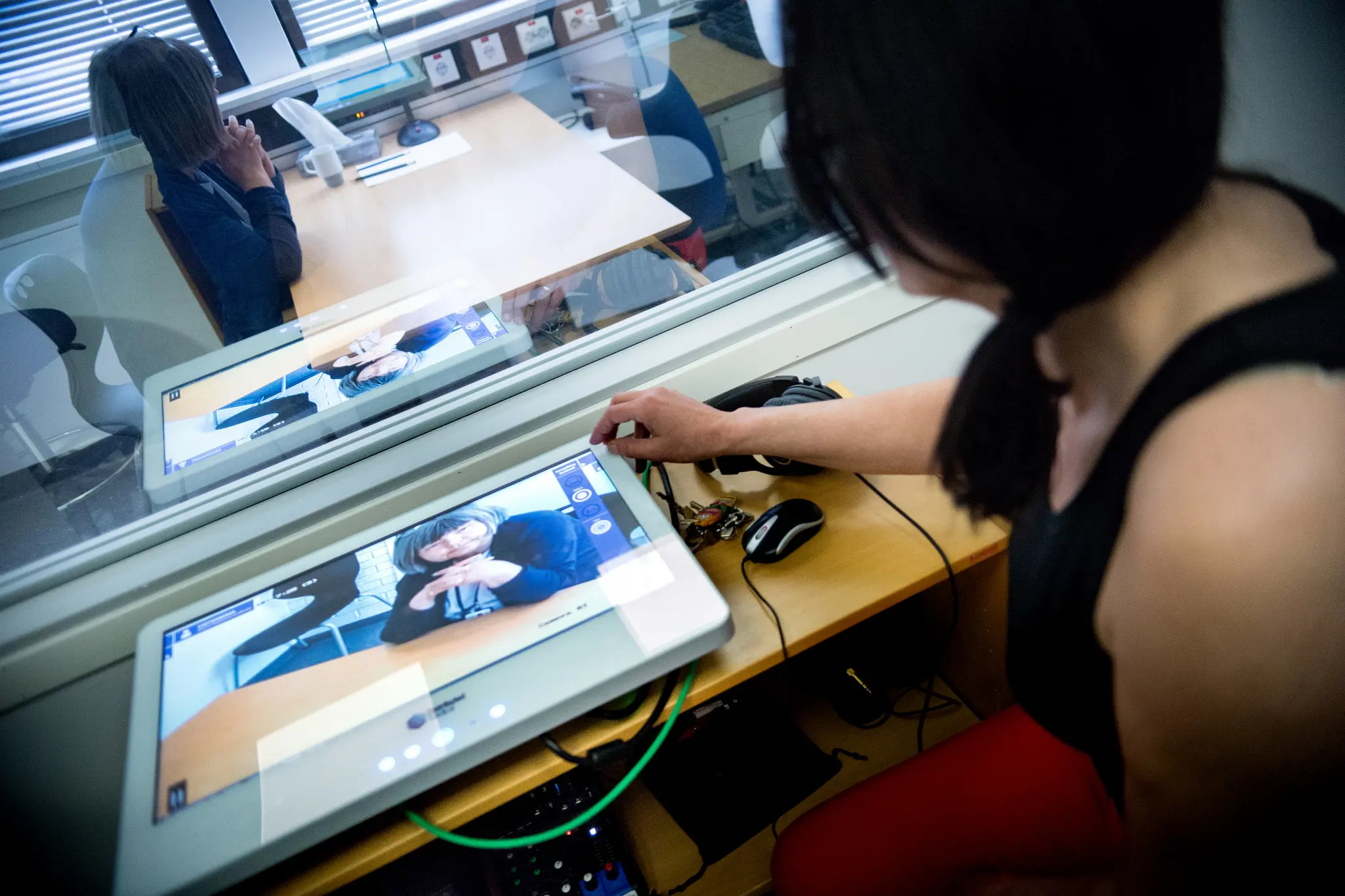 Testtekniker viser fram DMA.