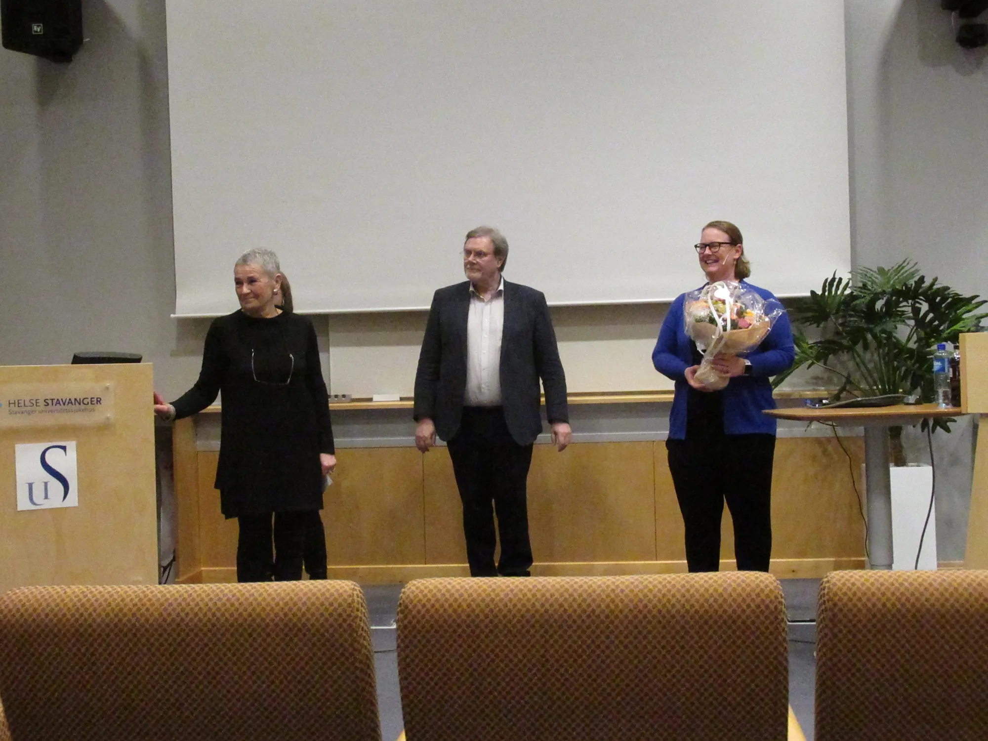 Sammen med bedømmelseskomiteen