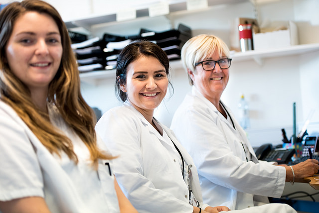 En gruppe kvinner i hvite labfrakker