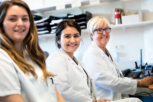 En gruppe kvinner i hvite labfrakker