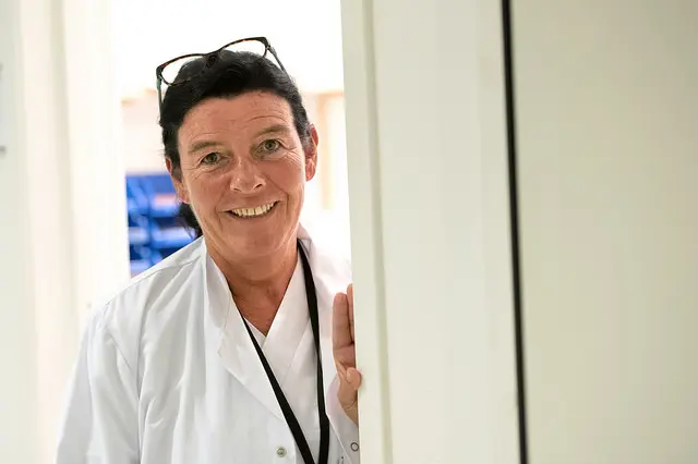 En mann som smiler og peker