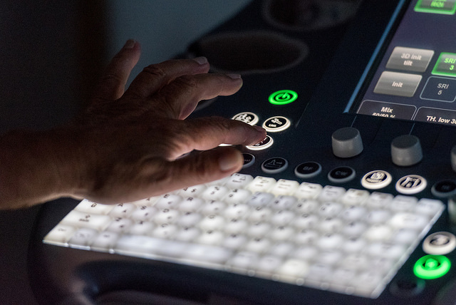 En hånd som peker på et tastatur