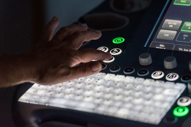 En hånd som peker på et tastatur