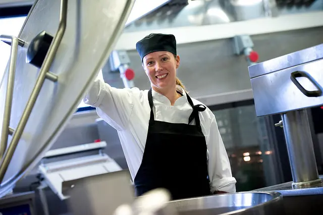 En kokk står over massive gryter hvor mat produseres til et helt sykehus