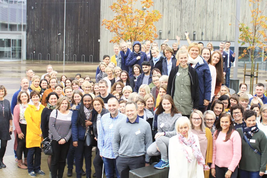 En gruppe mennesker som poserer for et bilde