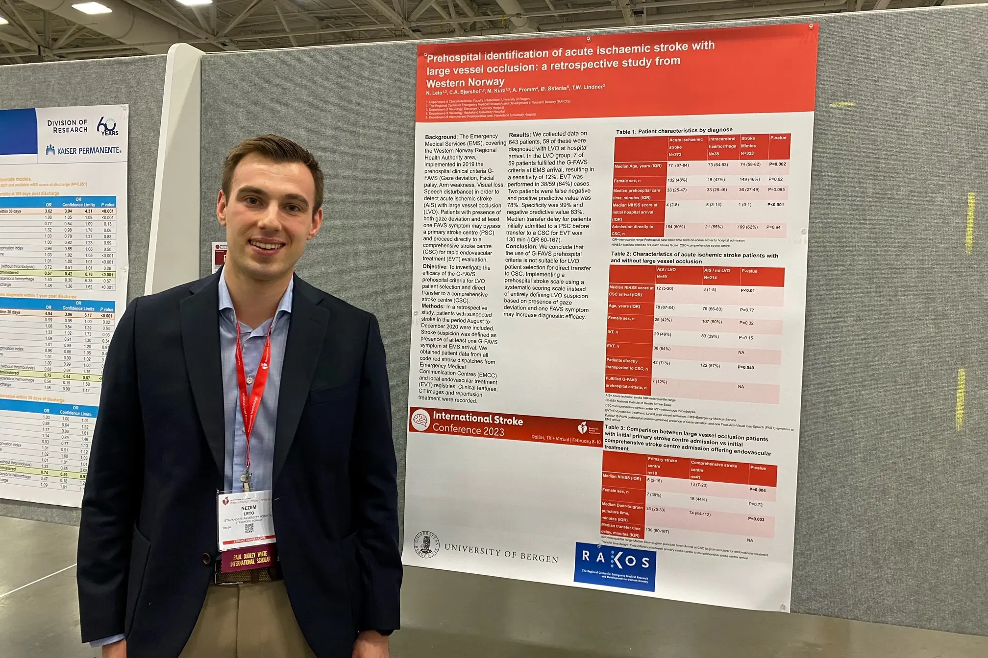 Mann står forann plansje  på vegg