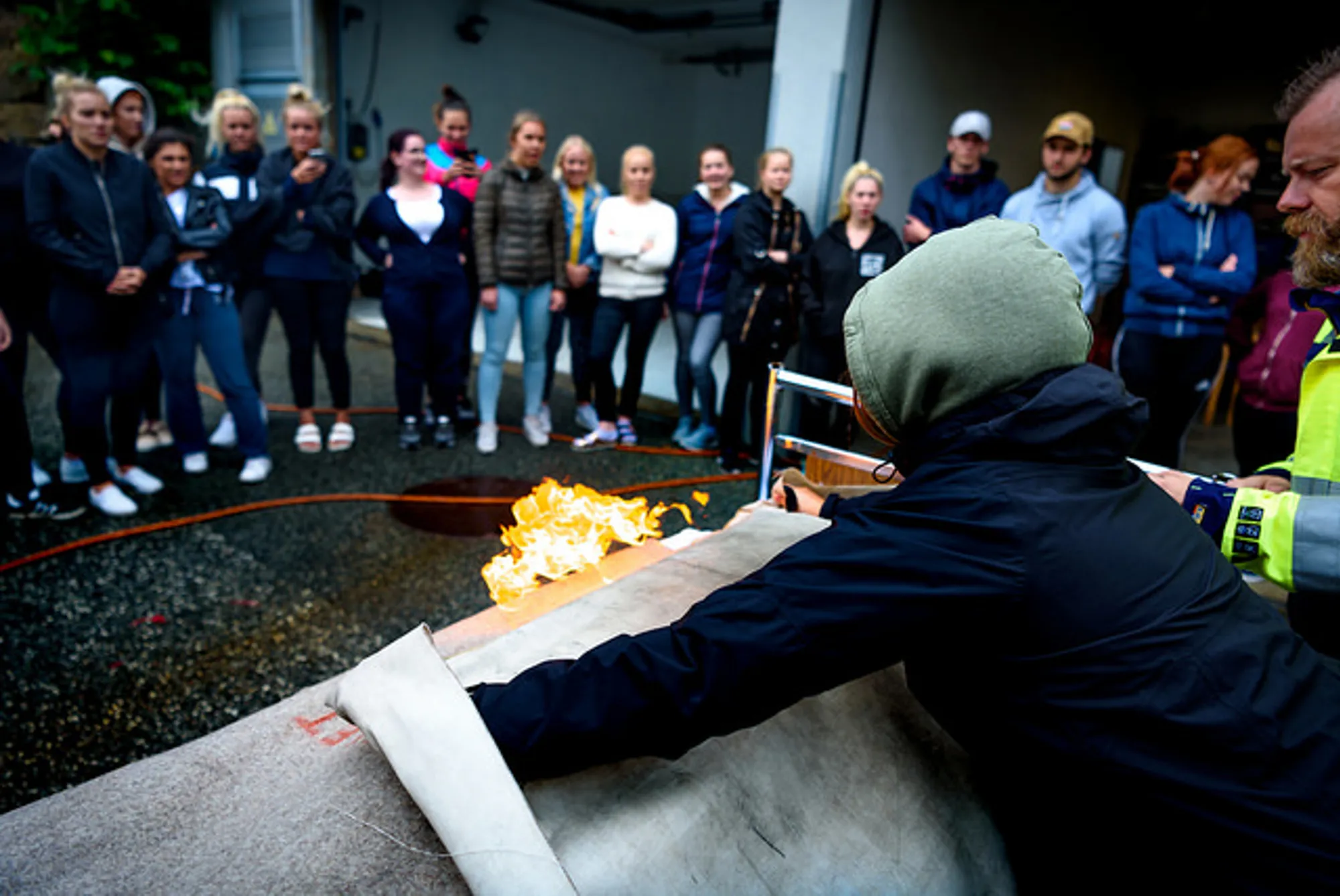 lærlinger står i ring og ser på brannslukking foto .