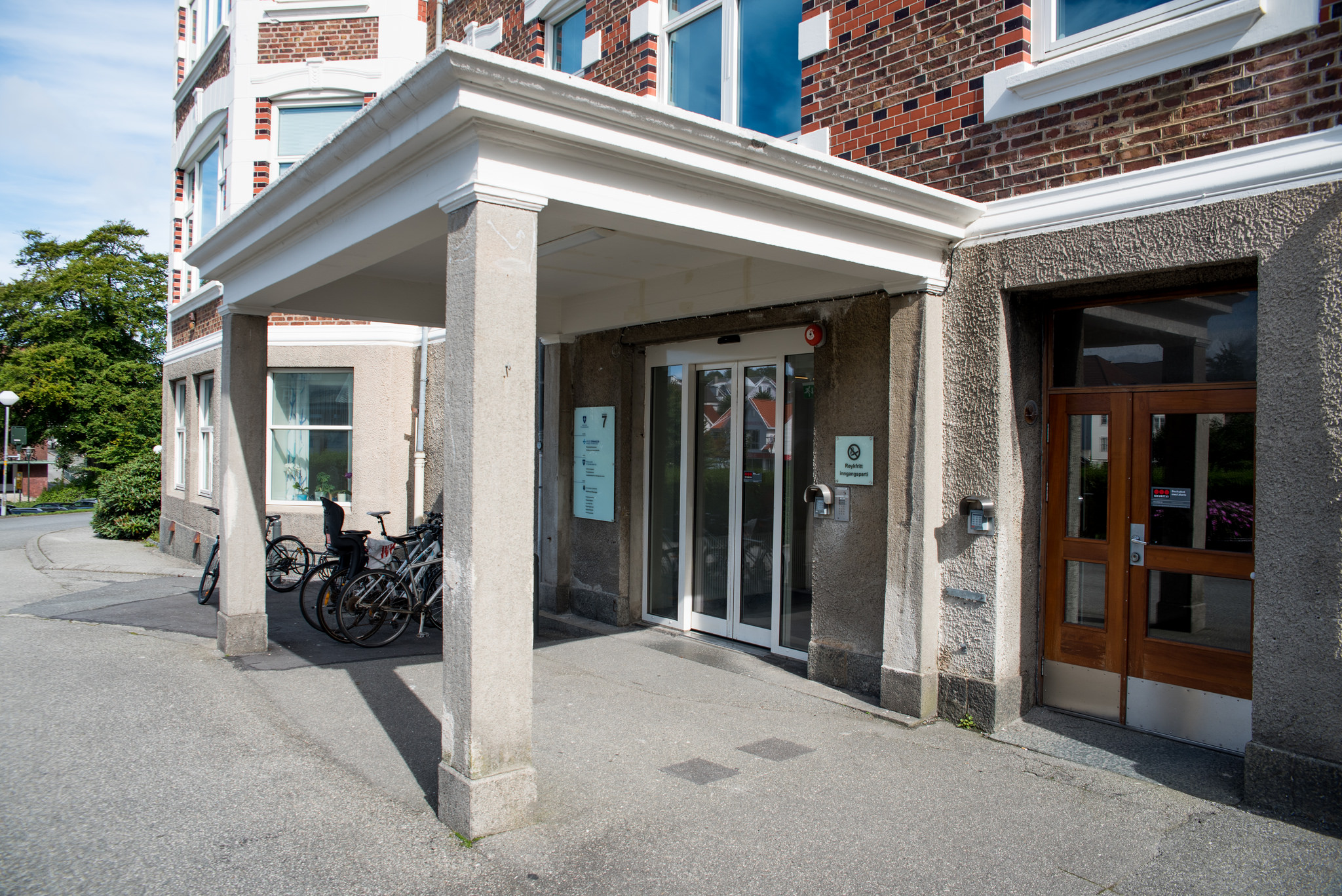 En bygning med sykkelstativ