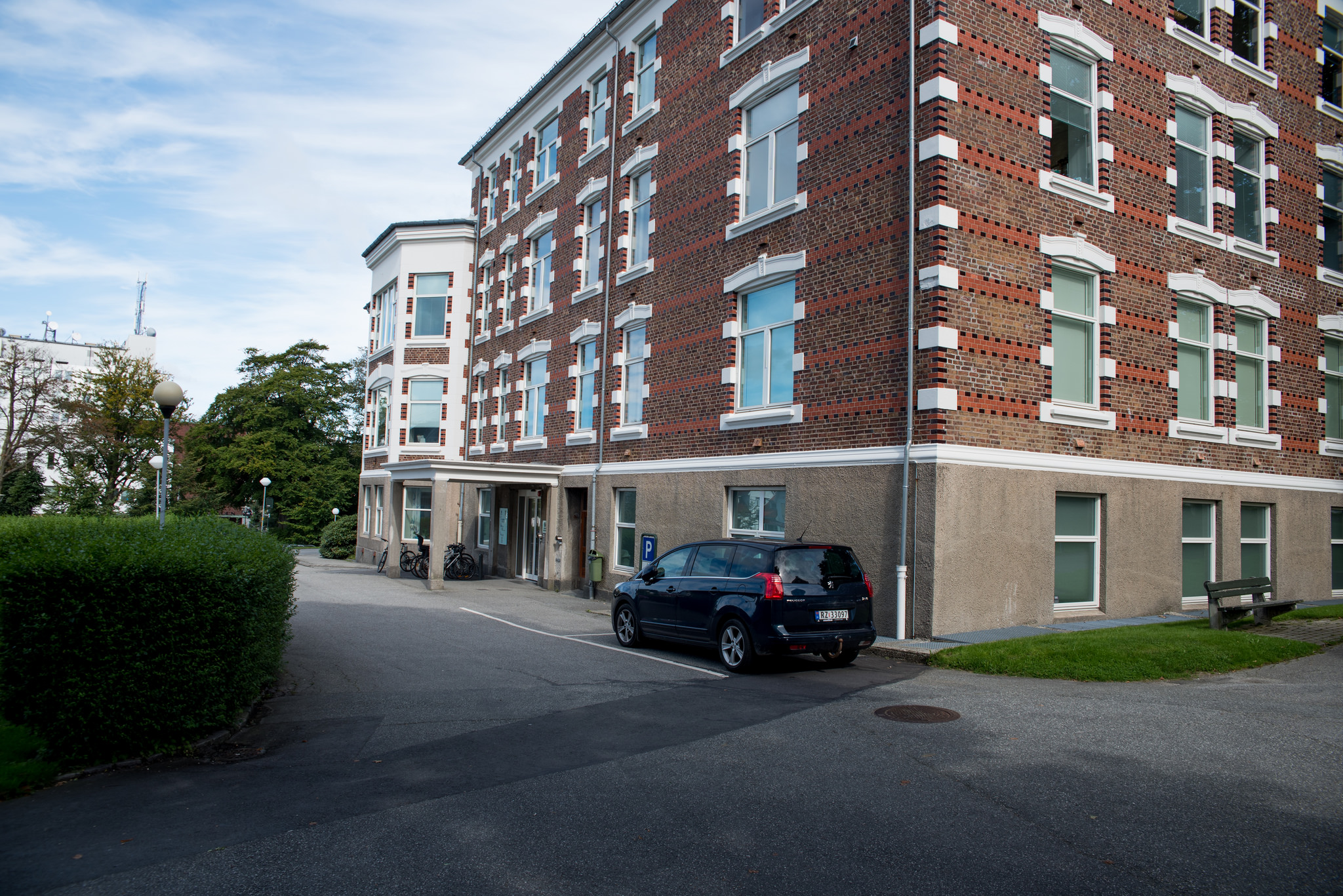 En bil parkert foran en bygning