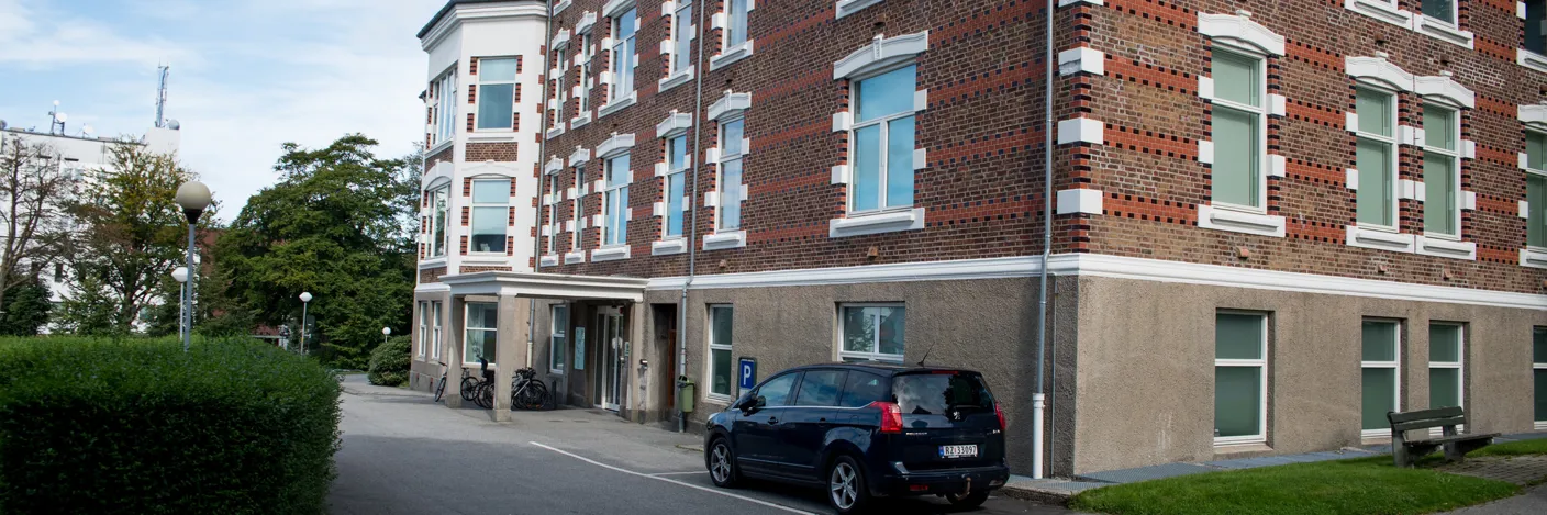 En bil parkert foran en bygning