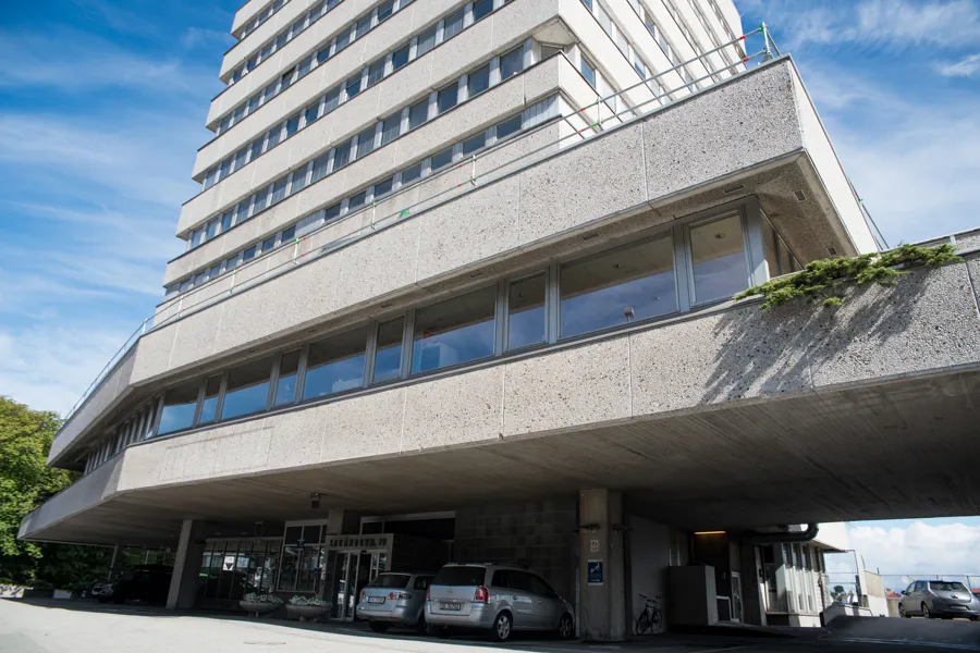 Gråtthvitt og høyt murbygg.