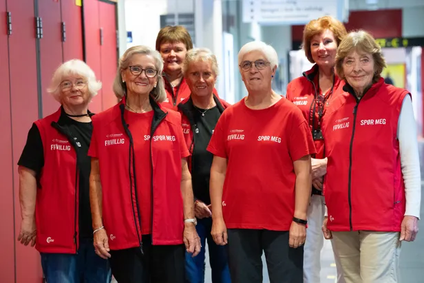 En gruppe mennesker som poserer for et bilde