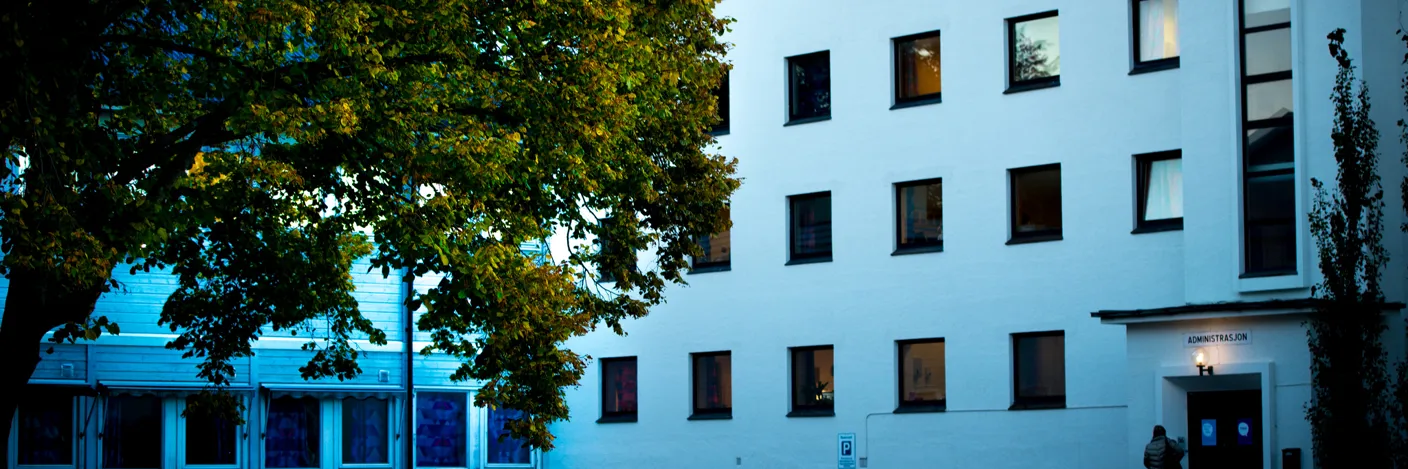 Hvitt murbygg.