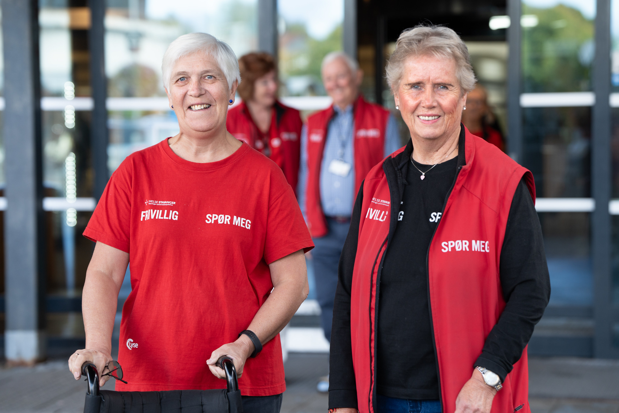 Et par menn som smiler