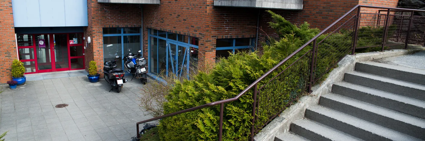 En murbygning med sykkelstativ