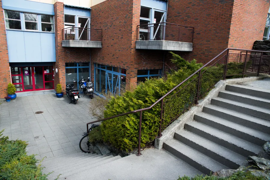 En murbygning med sykkelstativ