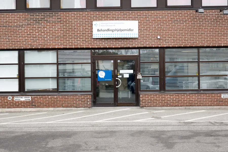 Murbygg med dør. Foto.