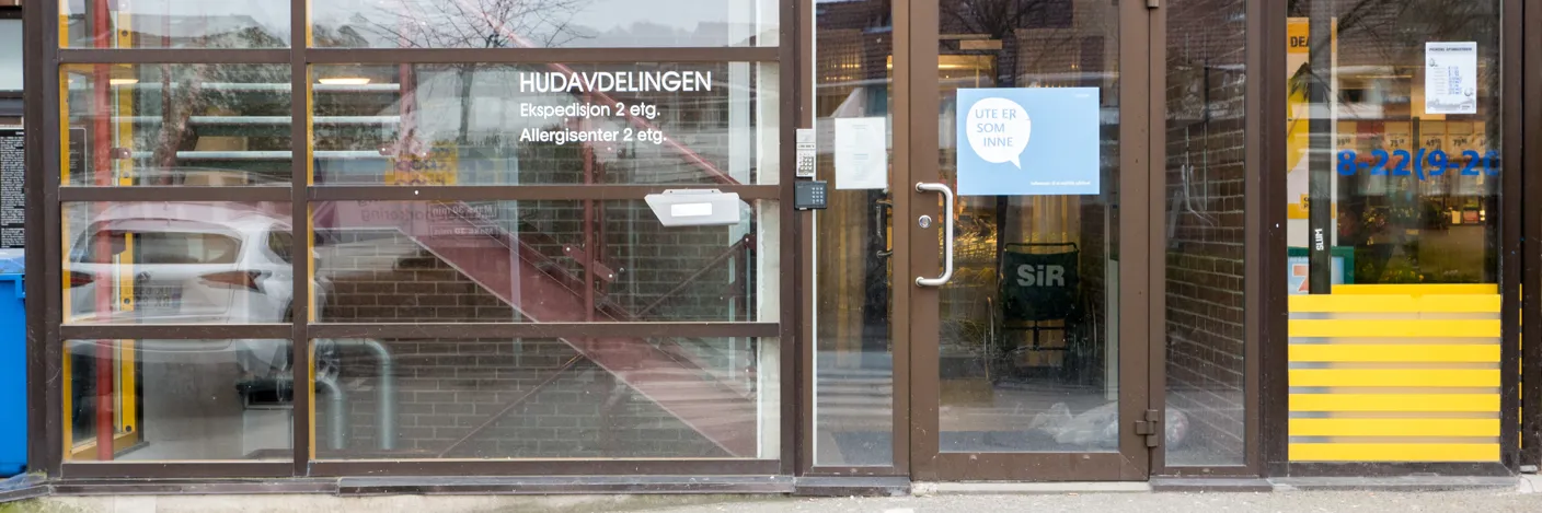 Murbygg med glassdør. Foto.