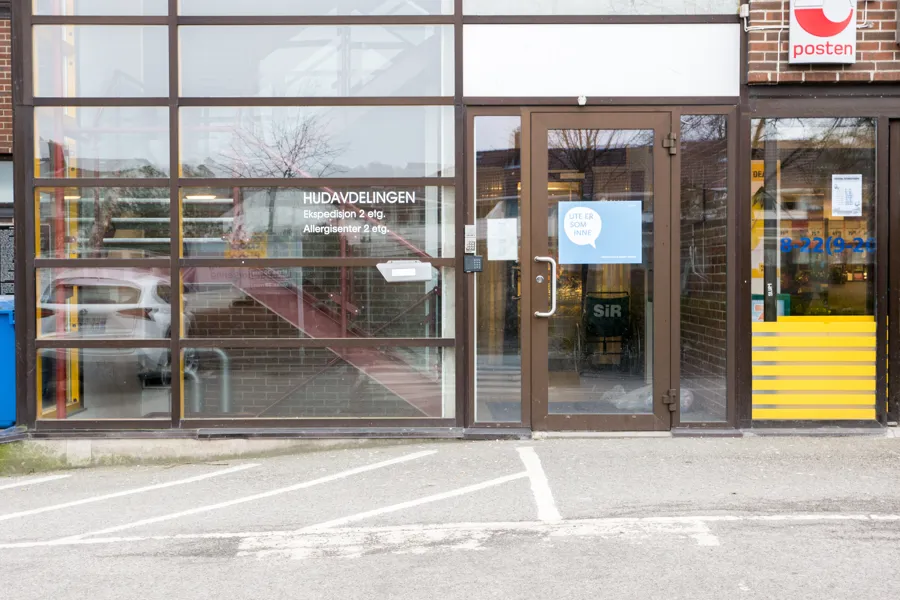 Murbygg med glassdør. Foto.