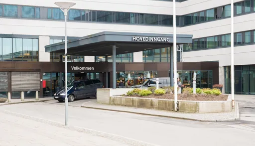 Hovedinngangen på SUS